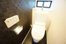 トイレ お洒落な壁紙で、一人の時間を大切にできる場所です。小窓から光が差し込む、くつろぎの空間です。