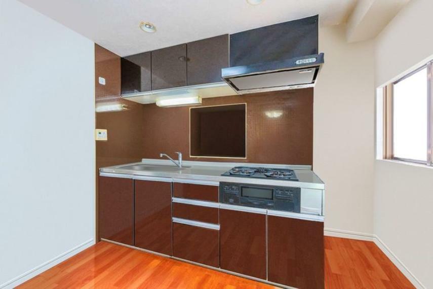 キッチン 【キッチン】画像はCGにより家具等の削除、床・壁紙等を加工した空室イメージです。