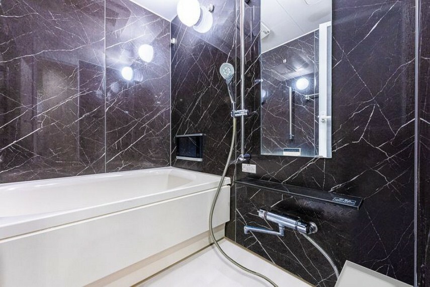 浴室 浴室にはテレビ付き　浴室乾燥機付き※画像はCGにより家具等の削除、床・壁紙等を加工した空室イメージです。