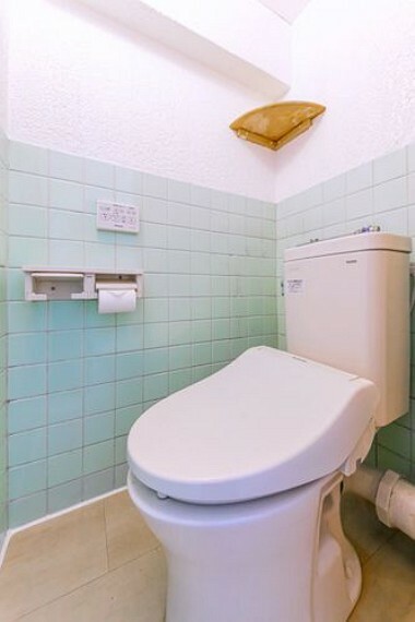 トイレ 白を基調とした明るいトイレ。温水洗浄便座付です