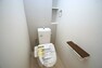 トイレ トイレ内もフルリフォームで一新。ペーパーのストックなどに便利な可動棚も新調しました。