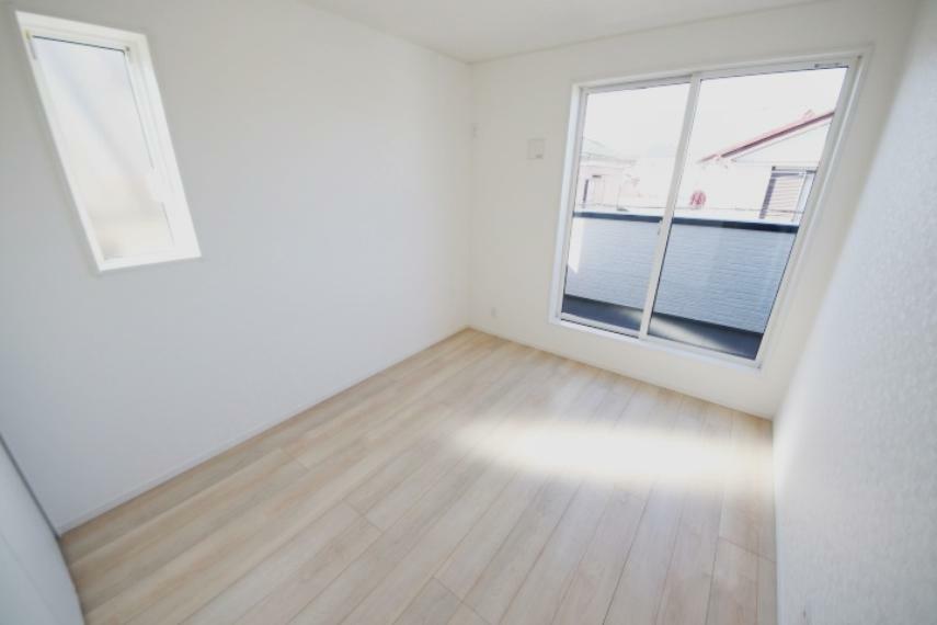洋室 全居室2面採光でお部屋が明るく、便利な全居室収納付