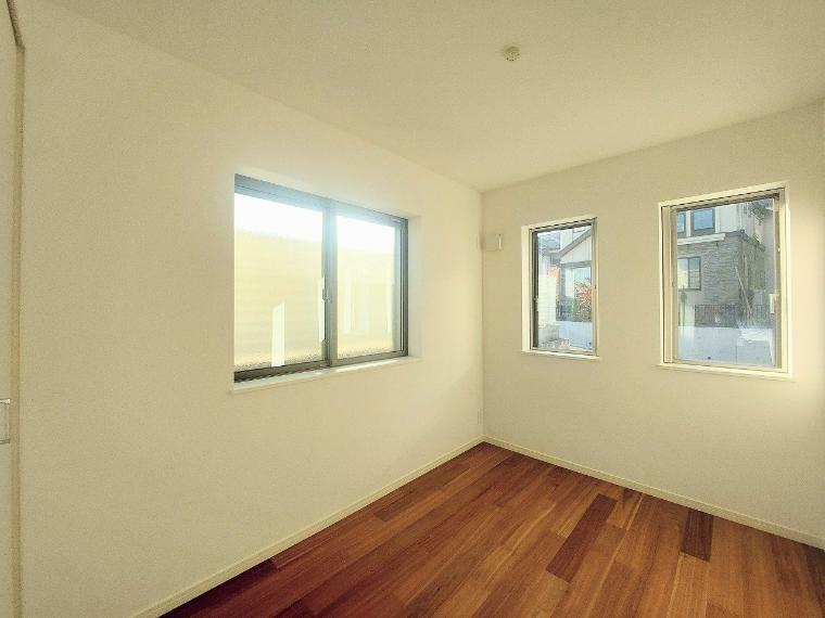 【2号棟】窓が多く自然光が部屋いっぱいに降り注ぐ明るいお部屋。各部屋に収納があるため、収納家具を置く必要もなくお部屋の中をすっきりと保てます。