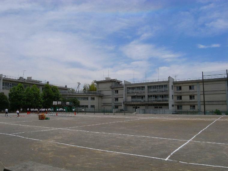 中学校 川崎市立長沢中学校（●「1自分を見つめよう 2心身を鍛えよう 3規律を守り、責任を果たそう 4創造的な精神をみがこう」が学校教育目標。小中学校の枠をこえ地域懇談会なども開催され、子どもたちの成長を見守ります ●）