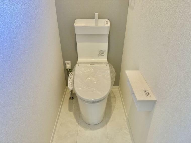 トイレ 節水型でエコなトイレには、今では当たり前の温水洗浄便座付き。便座を温める機能もついていて、居心地良くてトイレから出られなくなるかも！換気用に換気扇はもちろん、窓も着いているので常に快適ですね