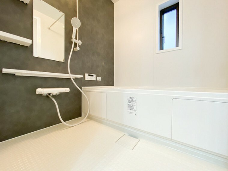 浴室 ゆったりとした浴槽と贅沢な照明が演出する、くつろぎのバス空間。
