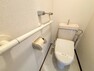 トイレ ペーパーホルダーも設置されており、清潔感のあるトイレです。