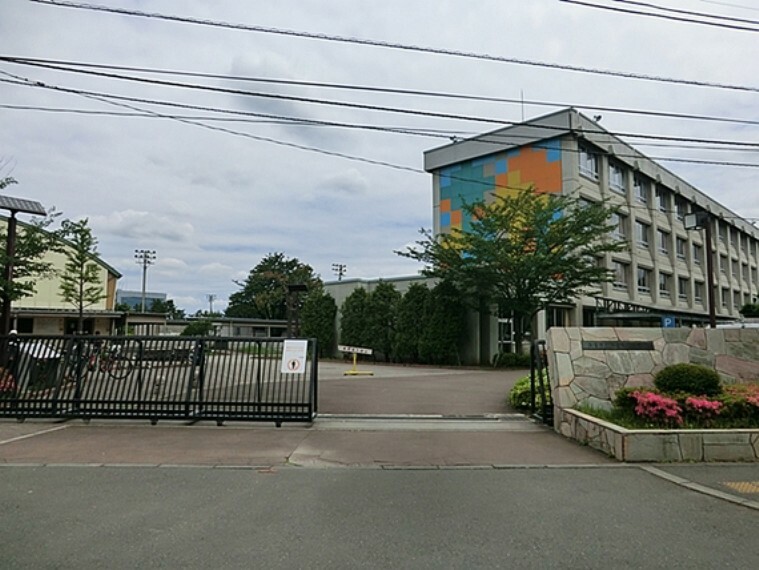 中学校 多摩市立多摩永山中学校　距離約640m