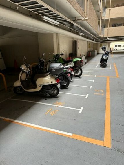 敷地内には駐車場の他に、バイク置場と駐輪場を配置。居住者以外が入りにくく、盗難やいたずら防止にも！