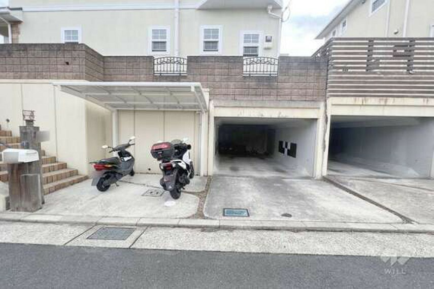 駐車場 物件の駐車スペース。堀込車庫とカーポートがございます。［2024年2月4日撮影］
