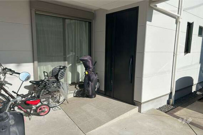 玄関 【物件の玄関】玄関前に自転車やバイクを置くスペースがございます。屋根もある為、ベビーカー等を置いておく事も可能です。