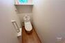 トイレ 【トイレ】一面ホワイトの清潔感溢れる個室空間です。トイレットペーパーホルダーの上に携帯などを少し置くこともできます。