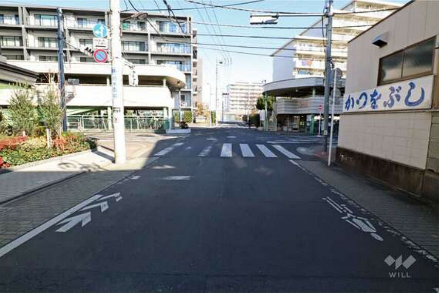 現況写真 敷地東側の前面道路。駅から徒歩3分ながらも、閑静な住宅地に位置したマンションです。