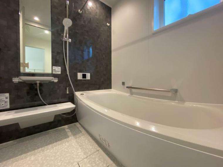 浴室 すっきりとした清潔感が感じられ、心身をリフレッシュできる寛ぎを深めてくれるスペースです。