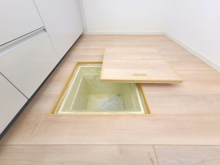 構造・工法・仕様 床下収納　小さな間口で床下スペースを有効に使用できす。