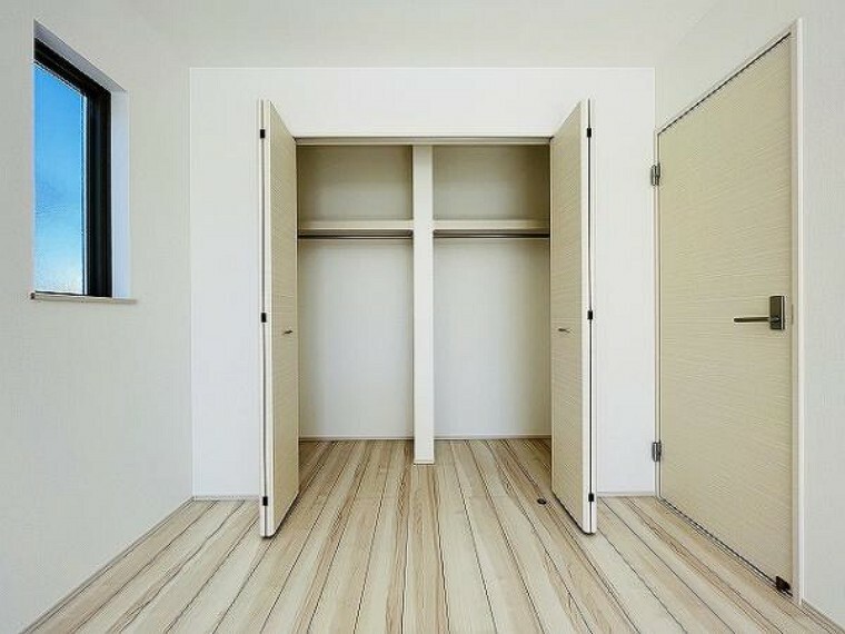 収納 寝室クローゼット。大容量の収納スペースをしっかり設けることで、お部屋を広く使うことができます。