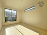 寝室 6.75帖洋室　バルコニーへ出られる大きな窓からは陽射しが注ぎ込み快適な空間を実現