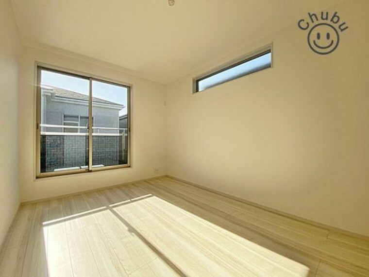 寝室 6.75帖洋室　バルコニーへ出られる大きな窓からは陽射しが注ぎ込み快適な空間を実現