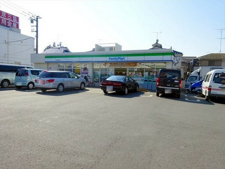 コンビニ ファミリーマート西東京泉町店 24時間営業なので急なお買い物にも便利です。 お弁当、ホットスナックやカフェなどの飲み物も販売しています。 駐車場有