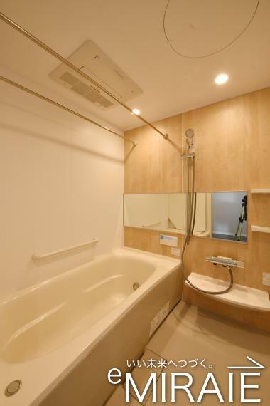 浴室 バスルーム『Cafeスタイルな家』（2024年2月）撮影 ナチュラルカラーでまとめたバスルーム。浴室暖房乾燥機付きだから、雨の日などのお洗濯にも大活躍です。