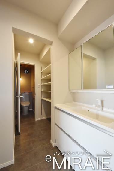 洗面化粧台 洗面室『Cafeスタイルな家』（2024年2月）撮影 洗面室とトイレをつなぐ場所には大容量の可動式収納棚を設置。ストック類やリネン類もたっぷり収納できます。