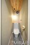 トイレ 洗面室『Cafeスタイルな家』（2024年2月）撮影 アクセントクロスに天井からの吊り下げ照明が高級感を演出。