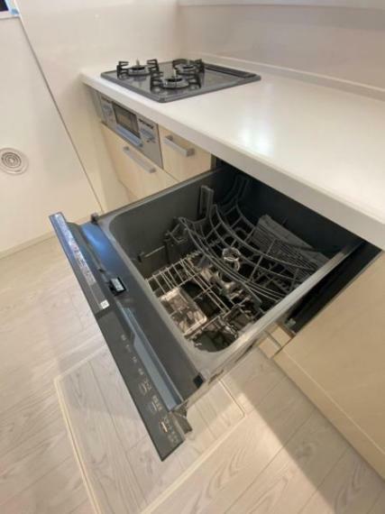 キッチン 手間・時間をかけず、効率よく食器類を洗浄 家事の時間を大幅に短縮出来ます！ かつ節水効果にも優れた食洗機を標準装備。スライド式なので場所も取りません。
