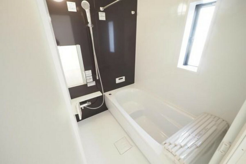 浴室 ■バスルーム■ 1坪サイズの広々とした浴室。半身浴が楽しめるステップ付き。