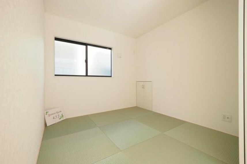 和室 ■和室（琉球風畳）■ フチなしの畳を採用した和室。小さいながらも収納を備えています。