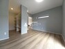 木目調の床がお部屋の雰囲気を引き締めてお洒落空間にしてくれます。※写真は同一タイプ、または同一仕様のものになります。