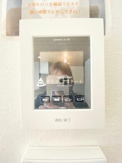 TVモニター付きインターフォン 大画面のカラーモニターで訪問者の顔をハッキリと見ることができます。