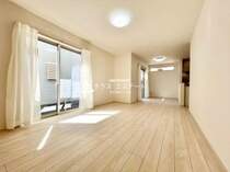 17.18帖のLDK<BR/>白を基調としたシンプルなリビング空間です。お気に入りの家具を置いたり、お部屋作りが楽しめそうですね。