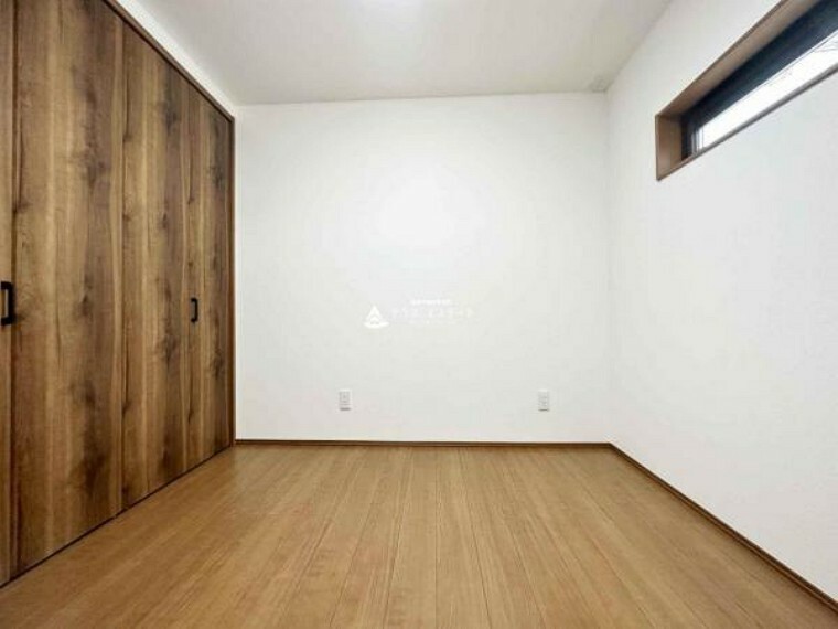 洋室 木目調の床がお部屋の雰囲気を引き締めてお洒落空間に。