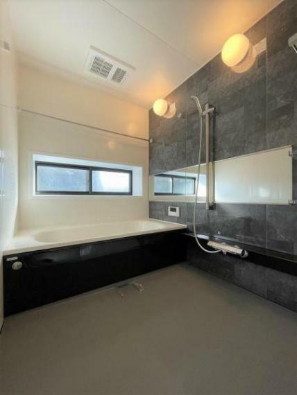洗面化粧台 【リフォーム済】浴室は新品のユニットバスに交換しました。足を伸ばせる1坪サイズの広々とした浴槽で、1日の疲れをゆっくり癒すことができますよ。