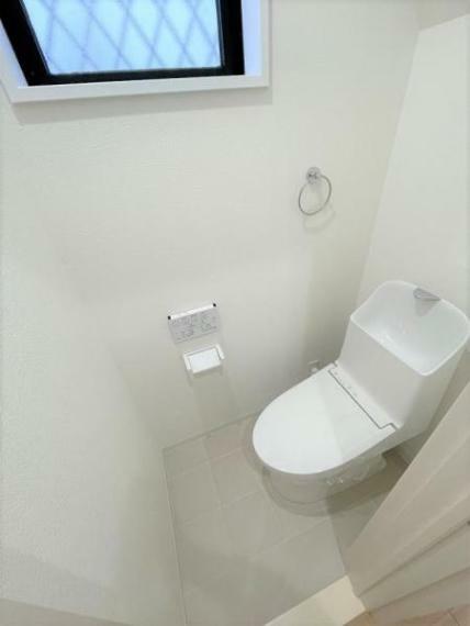 トイレ 【リフォーム済】トイレは新品の温水洗浄機能付きに交換しました。天井・壁はクロスを張り替え、床には水に強くお手入れしやすいクッションフロアを貼りました。毎日のお掃除もラクラクですよ。