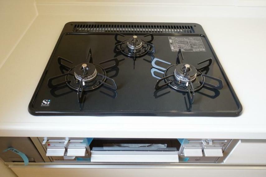 から炊きにより一定の温度に達すると自動で火を止めてくれる安心機能、過熱防止センサー付3口タイプ。お料理の効率も上がります。