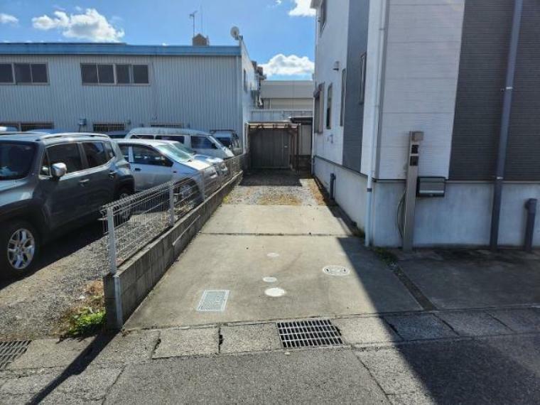 駐車場 駐車車種により三台停まります