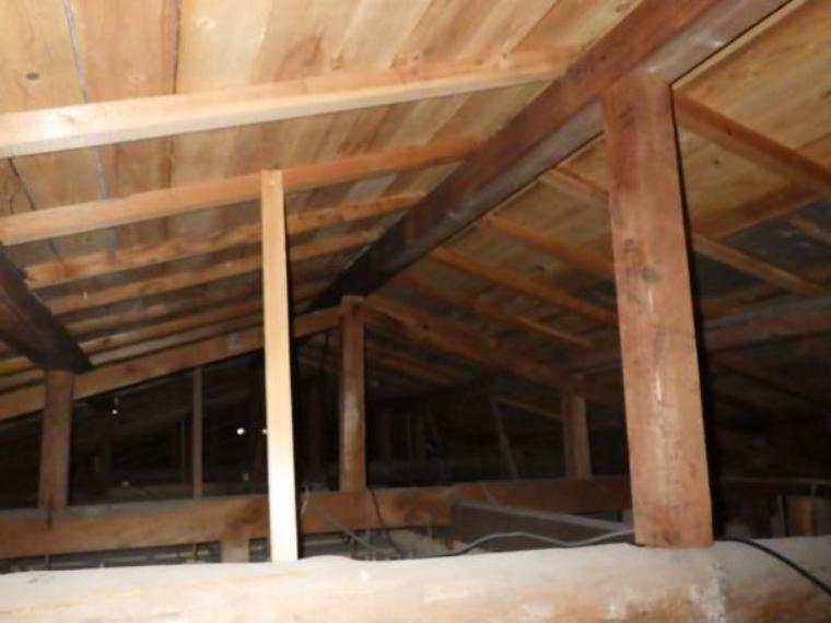 構造・工法・仕様 普段なかなか目にすることのない屋根裏も買取時にしっかりと調査しており、雨漏りの状況等確認しています。