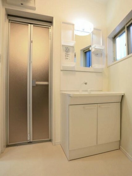 洗面化粧台 洗面室はしっかりとしたスペースを確保。上質な温かみを持つカラーで統一されています。