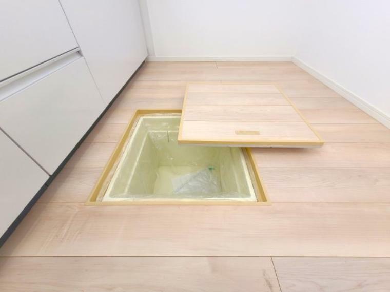 床下収納　小さな間口で床下スペースを有効に使用できす。