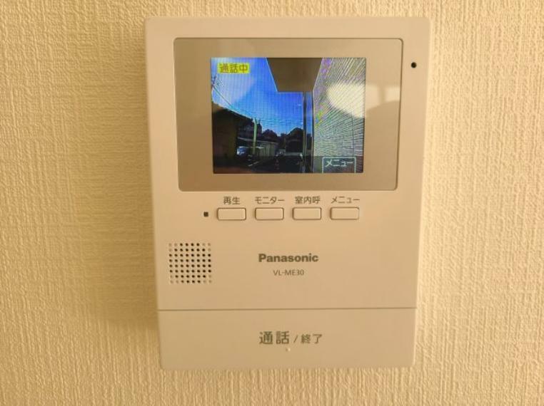 TVモニター付インターホン　訪問者を画像と音声で確認できる、防犯性に優れた安心のシステム。