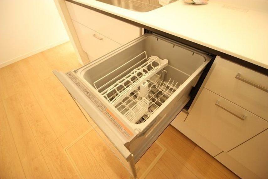 同仕様写真（内観） 食器洗浄乾燥機は、家事の負担を軽減します。高温のお湯と水圧で洗浄し、手洗いよりも清潔です（同仕様）