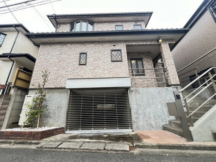 外観写真 建物の居住性に拘った邸宅は、「落ち着き」と「安らぎ」と「快適」を実現してくれます。いつ友人・親戚・来客が来ても決して油断しないハイスペックな邸宅。