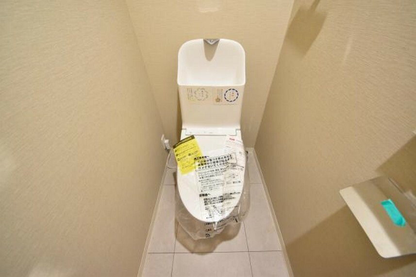 トイレ 温水洗浄便座一体型トイレ　フロアタイル貼替