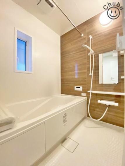 浴室 浴室暖燥機付きのバスルーム　雨や梅雨の時期でも快適にお洗濯ができます！ ゆったり入れる浴槽は一日の疲れをリセットできます！