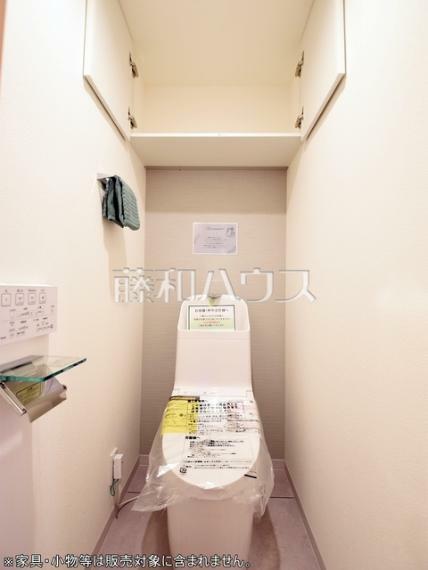 トイレ トイレ　【ランドシティ調布多摩川セレーノ】トイレの上部に収納スペースがあることで、足元がスッキリと片付きます。