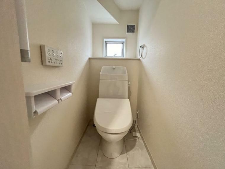 ウォシュレット付トイレです。節水機能もあるので、安心して使えますね。もちろん、1階2階の2ヶ所にトイレがあるので、忙しい朝にもゆとりができますね。