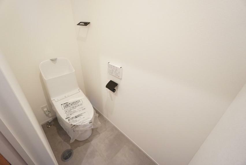 トイレ 1階と2階にそれぞれトイレがあるので来客時や朝の混雑する時間も安心です＾＾温水洗浄便座でキレイが保ちやすいです。