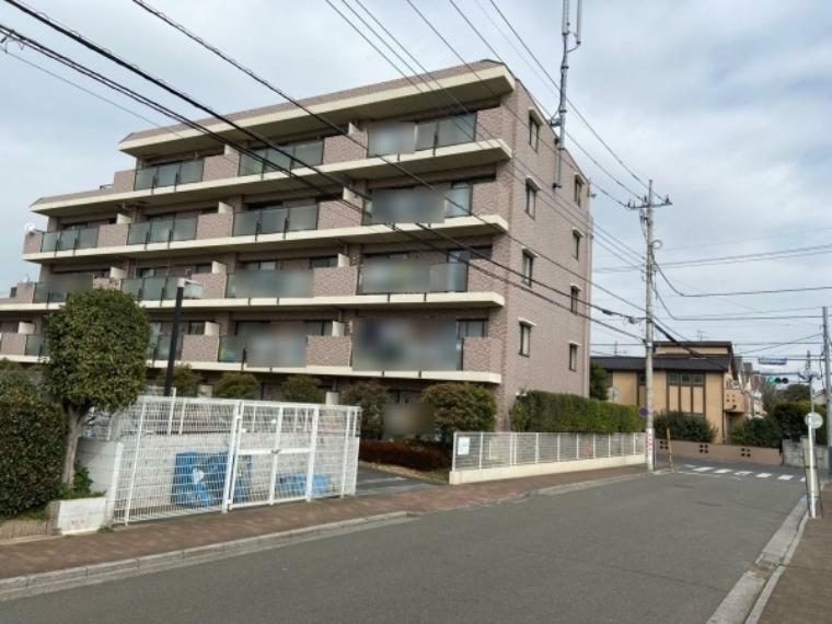 外観写真 5階建て4階部分の南西向き住戸のため陽当り良好　新規内装リフォーム　安心のアフターサービス保証付き　住宅ローン減税適合物件