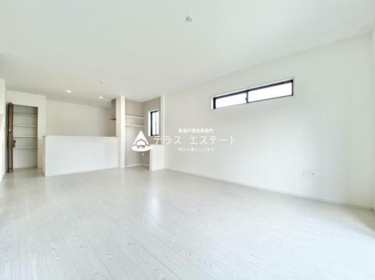 居間・リビング 【18.4帖のリビング】 白を基調としたシンプルなリビング空間です。お気に入りの家具を置いたり、お部屋作りが楽しめそうですね。